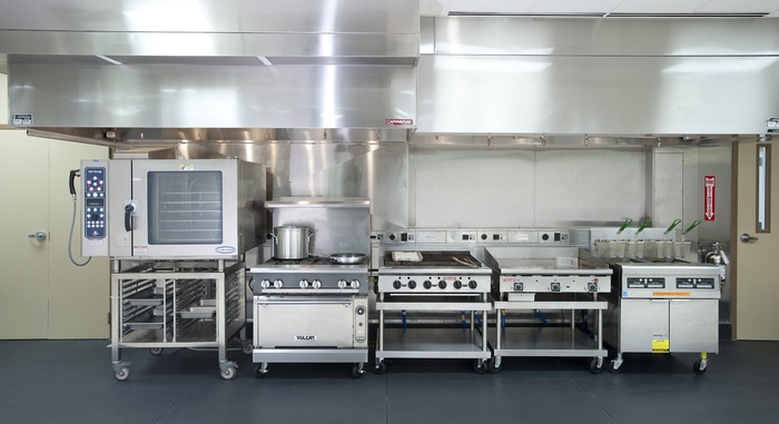 thiết bị bếp inox nào phù hợp nhà hàng nhỏ?