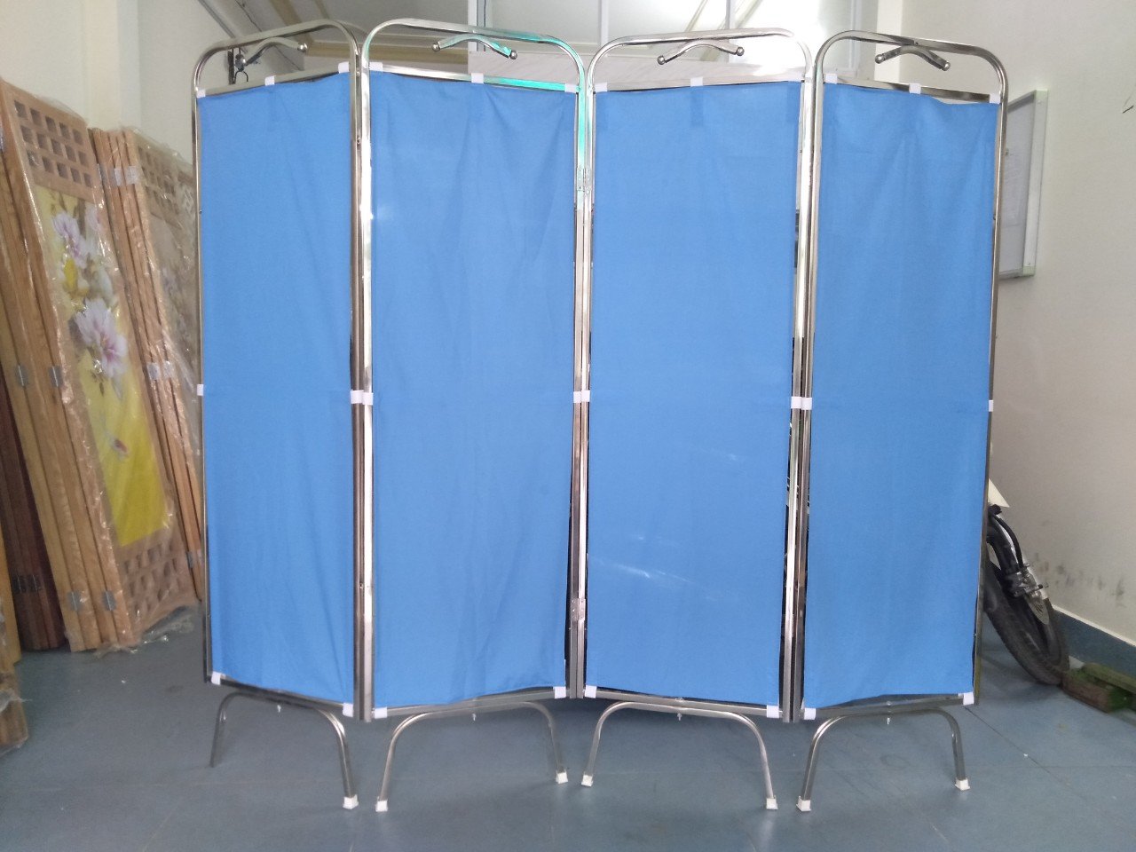 vach-ngan-benh-vien-inox-304